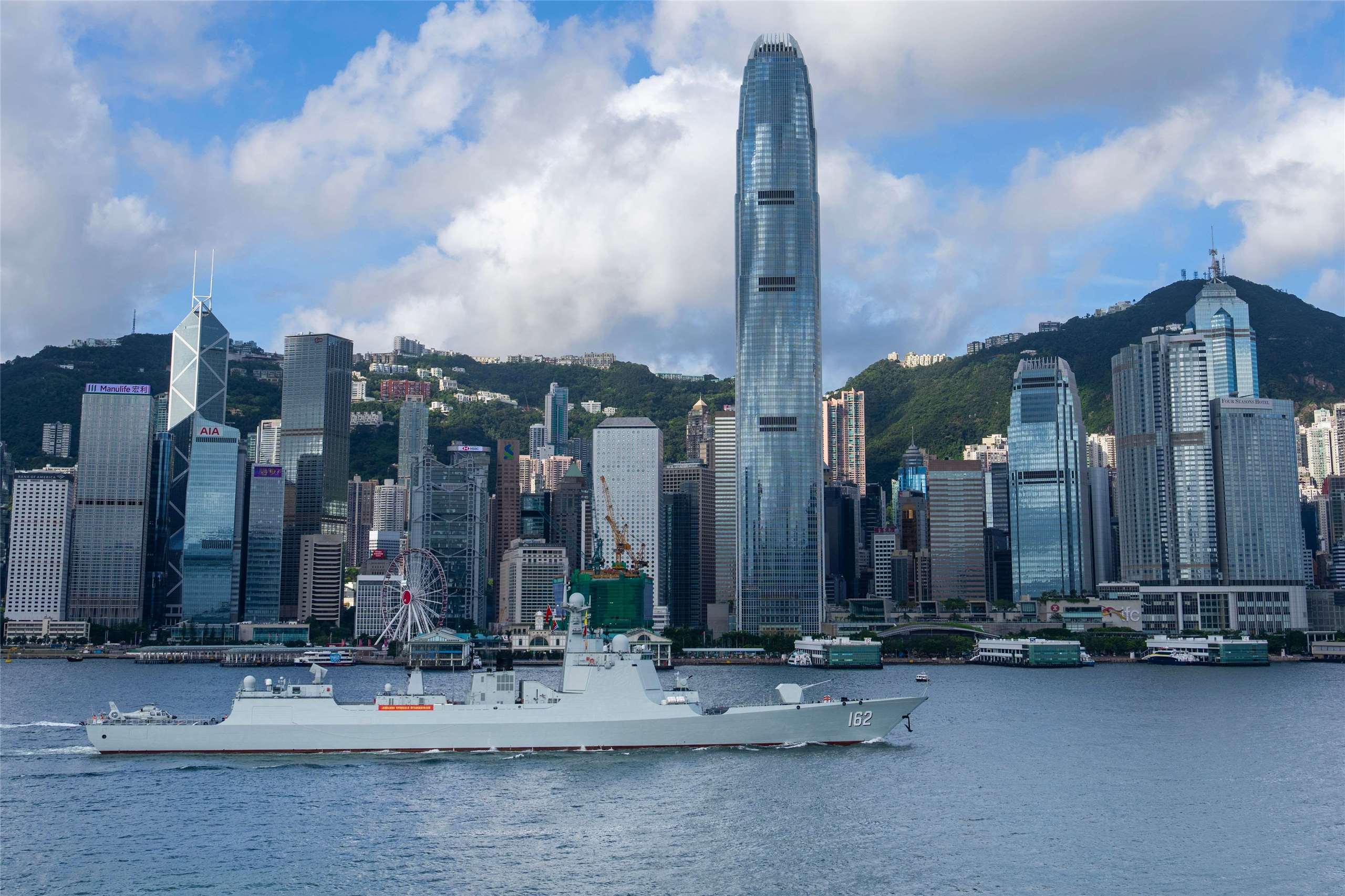共軍飛彈驅逐艦南寧艦(舷號162)，2日抵達香港。