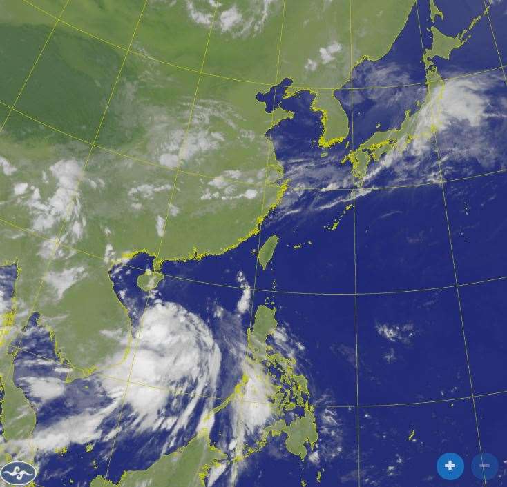 氣象署2日發布10縣市高溫資訊，8日前各地熱如盛夏，海面上雙熱帶系統最快2日成颱，關島系統有機會發展為強颱。(圖:交通部中央氣象署)