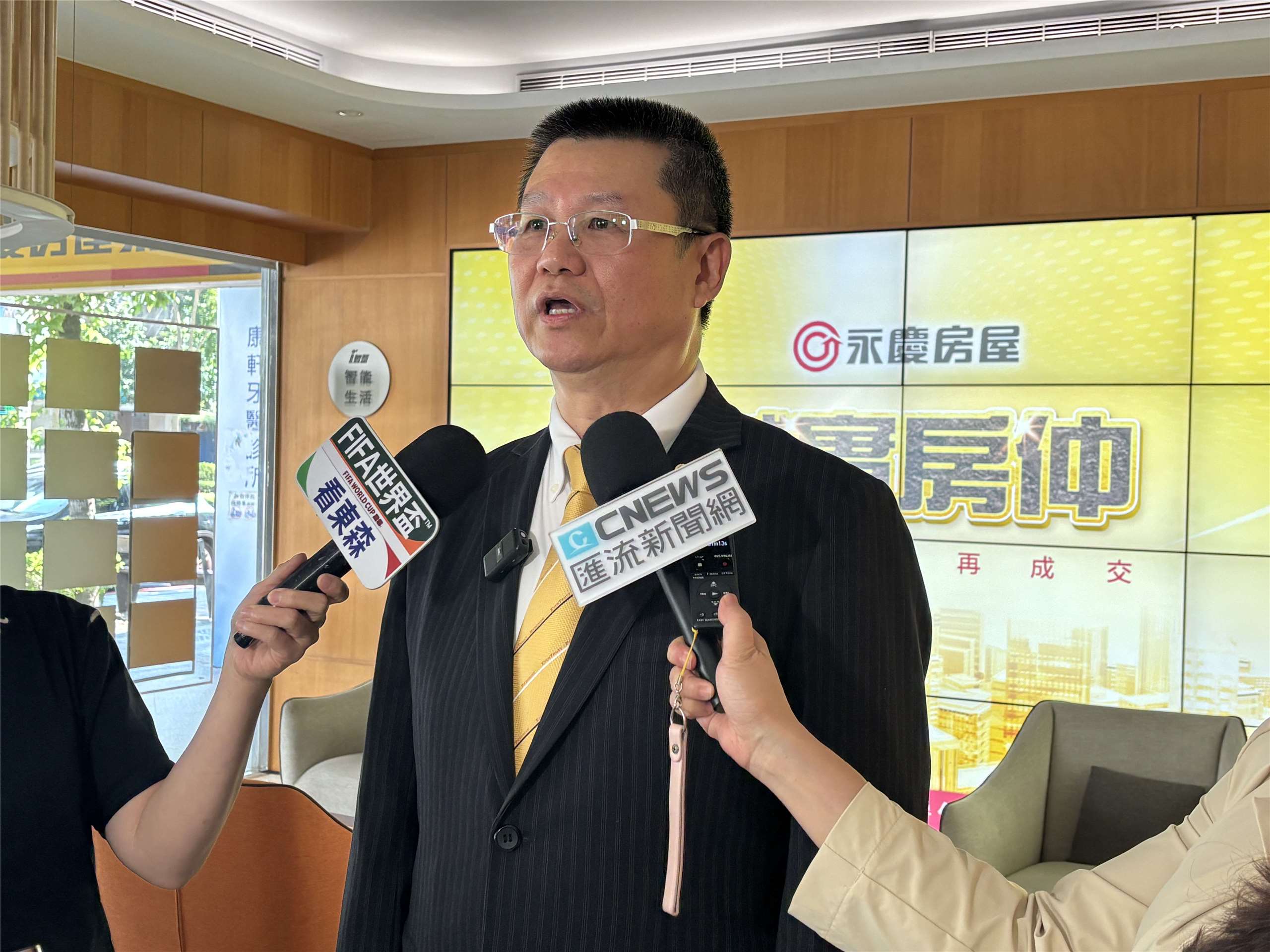 永慶房產集團業務總經理葉凌棋分析，台股表現強勁，財富效果讓民眾對房價大幅修正的預期降低，但看跌比例仍高於看漲。(楊文君攝)