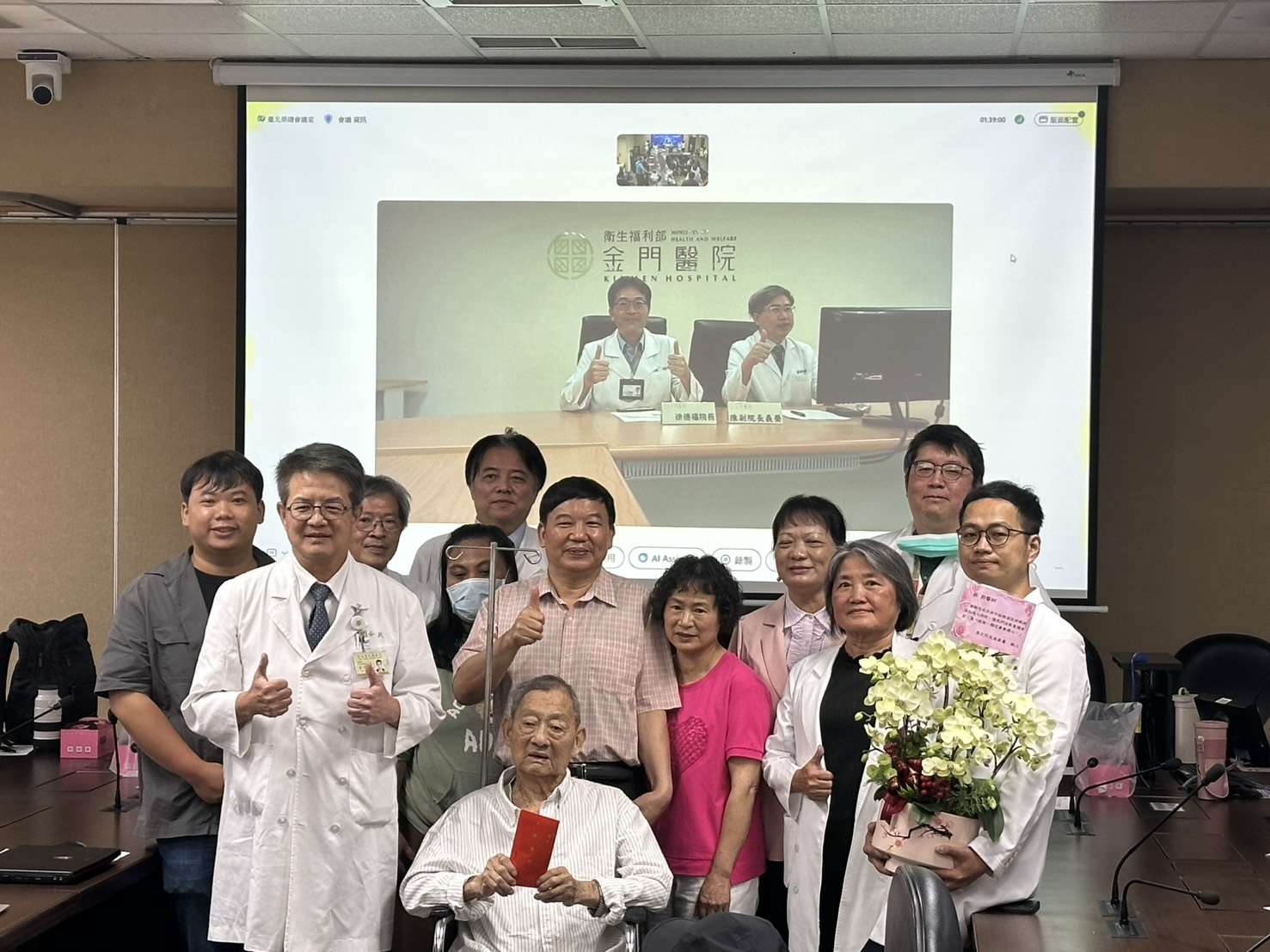 李老先生(中前)及家屬贈送蘭花感謝醫療團隊。(北榮提供)