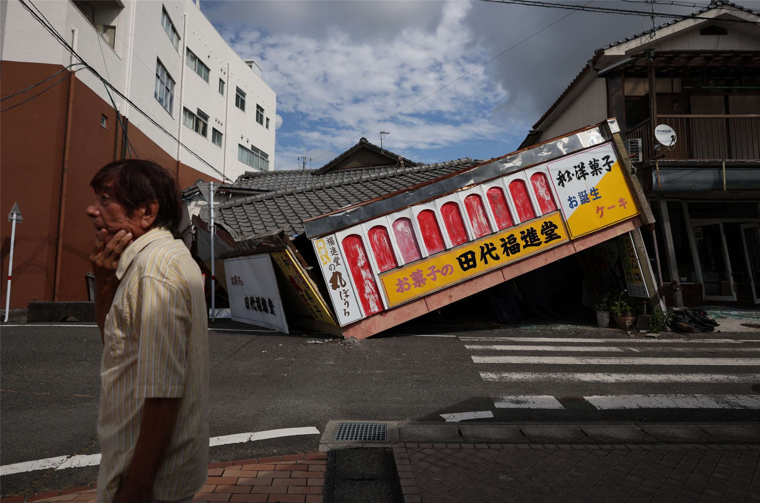熊本縣八代市一家糖果店遭規模7.1強烈地震摧毀。