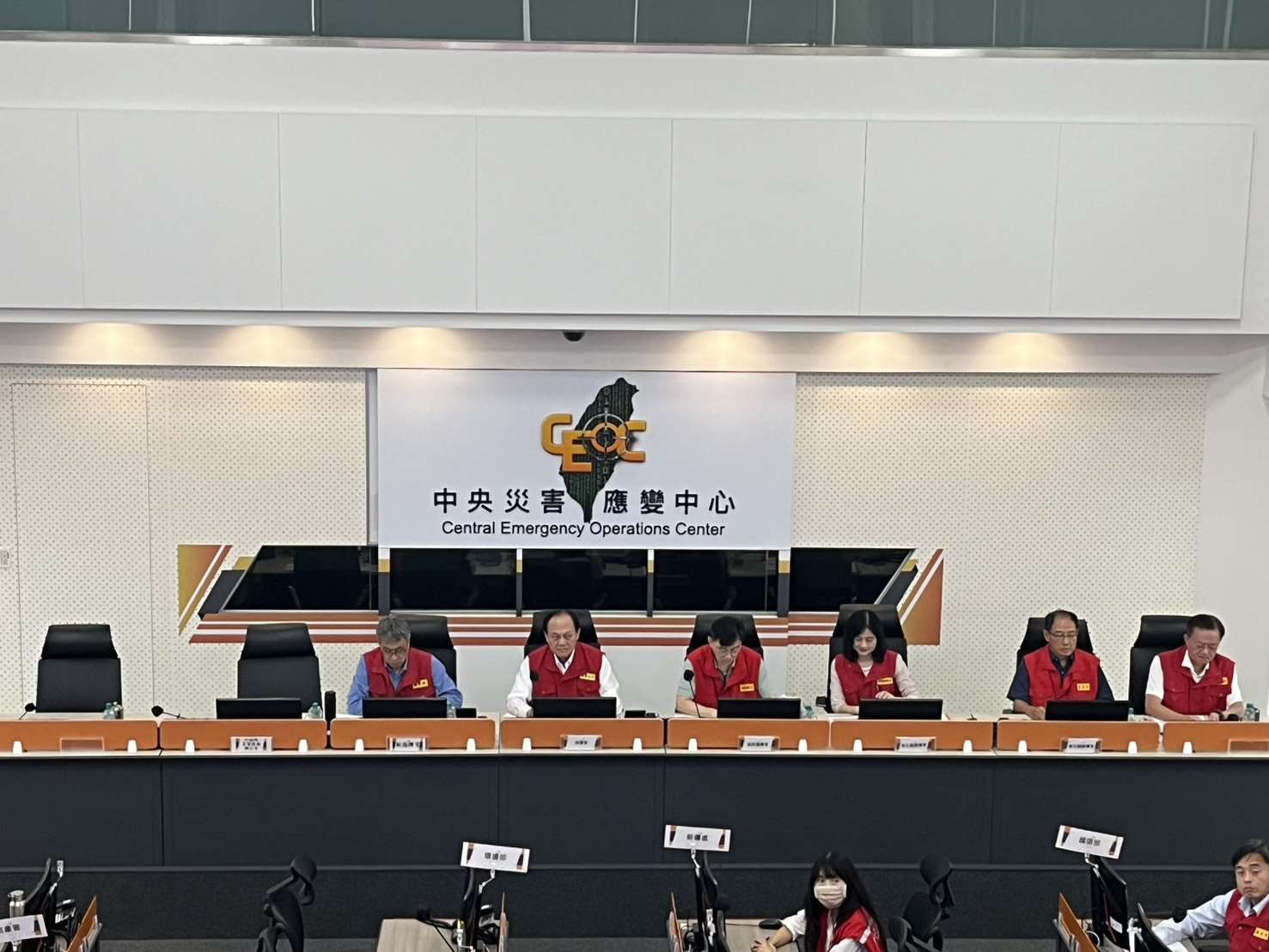 萬里溪堰塞湖中央災害應變中心17日召開應變會議，持續監測堰塞湖水位。(圖：中央災害應變中心提供)