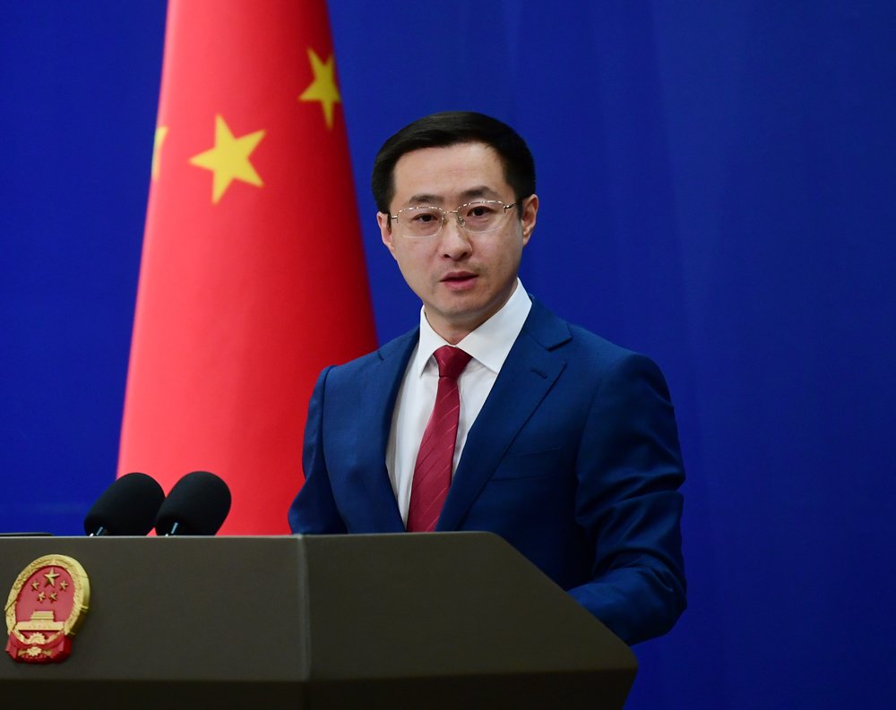 中國外交部發言人林劍表示，根據聯合國海洋法公約，沖之鳥是岩礁而不是島嶼，不能擁有專屬經濟區和大陸架。(FB＠MFA.CHN)