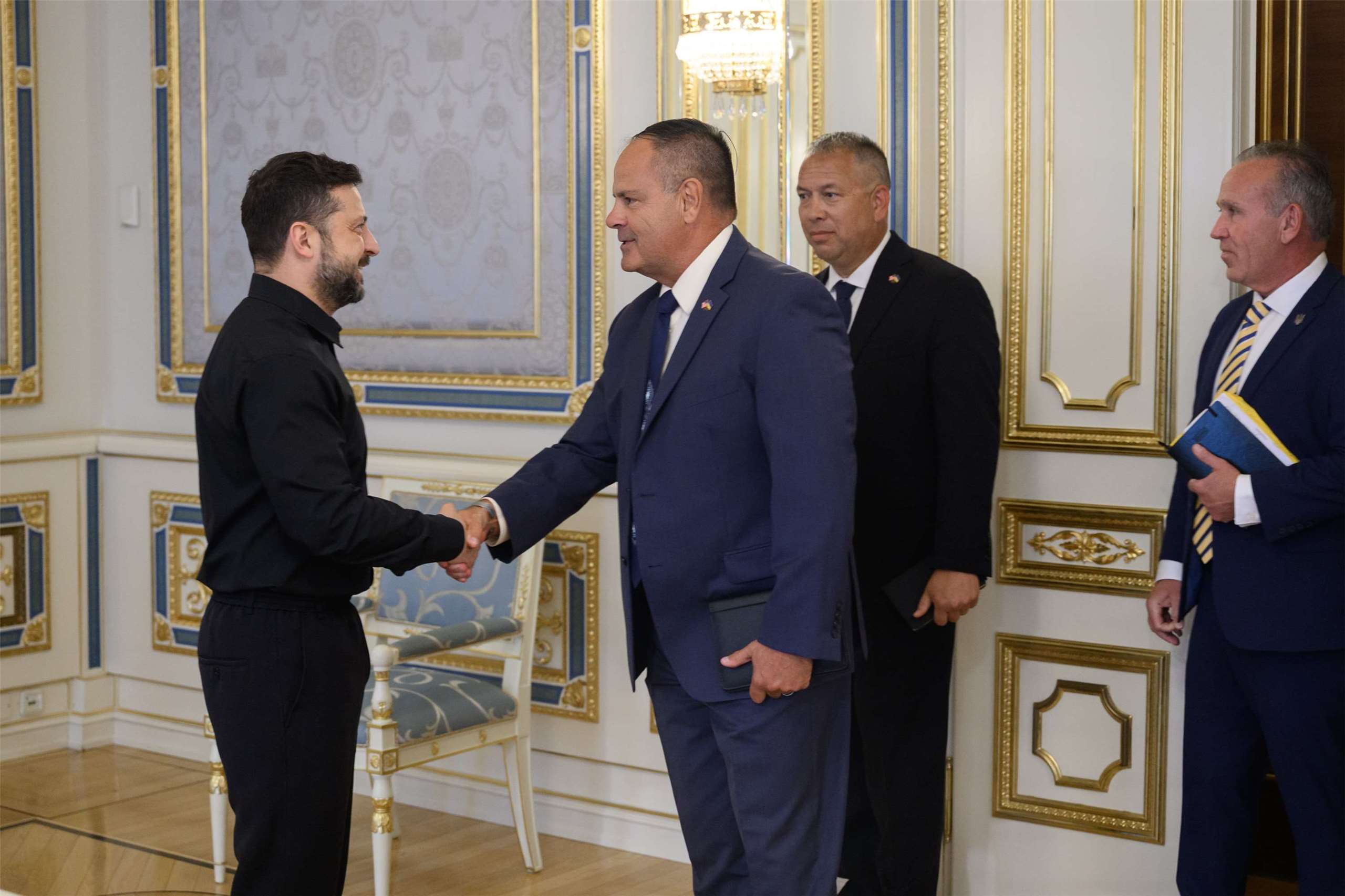 圖為烏克蘭總統澤倫斯基(Volodymyr Zelenskyy)23日會晤美國軍工企業雷神公司(Raytheon)代表團。 (圖:X@ZelenskyyUa)
