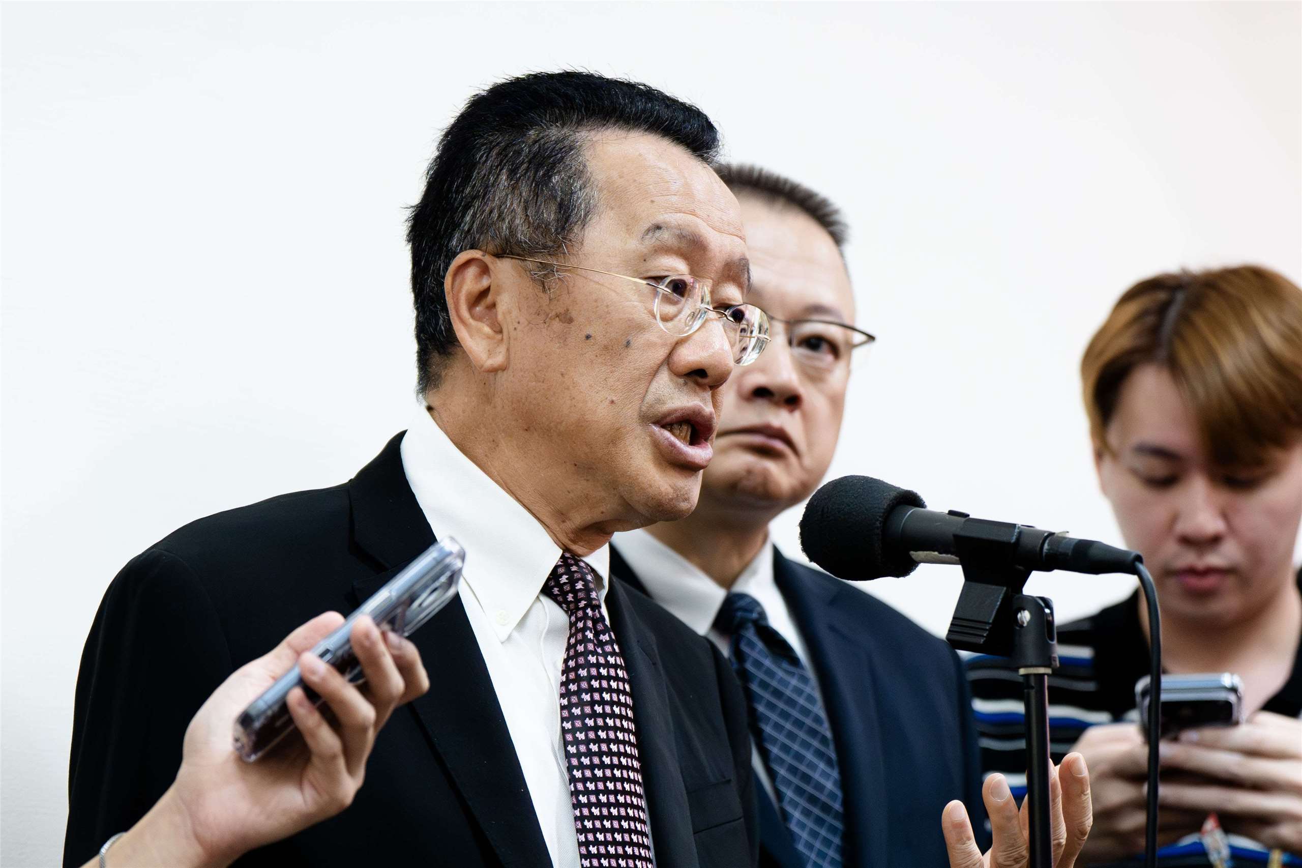 國防部長顧立雄1日在立法受訪時表示，對於國民黨版的「無人載具條例」如何能確保後續預算穩定無虞感到困惑。(楊仁翔 攝)