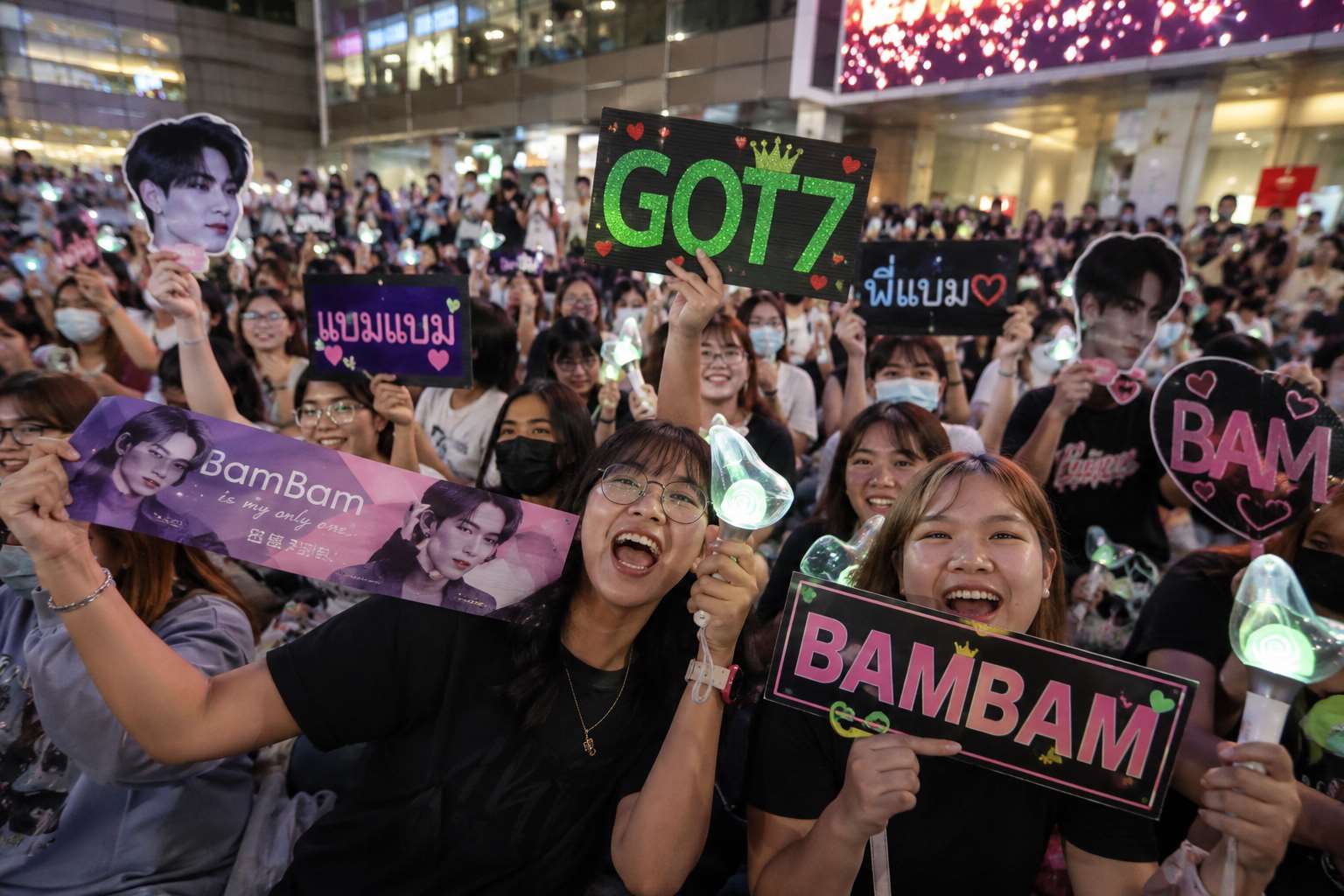 大批熱情粉絲們正手持韓國男子團體GOT7以及該團體唯一泰籍成員BamBam的應援板以及應援小物呼喊支持偶像。而這種年輕世代的粉圈次文化，也正開始影響當地政治風貌。示意圖(AI生成/央廣製作)