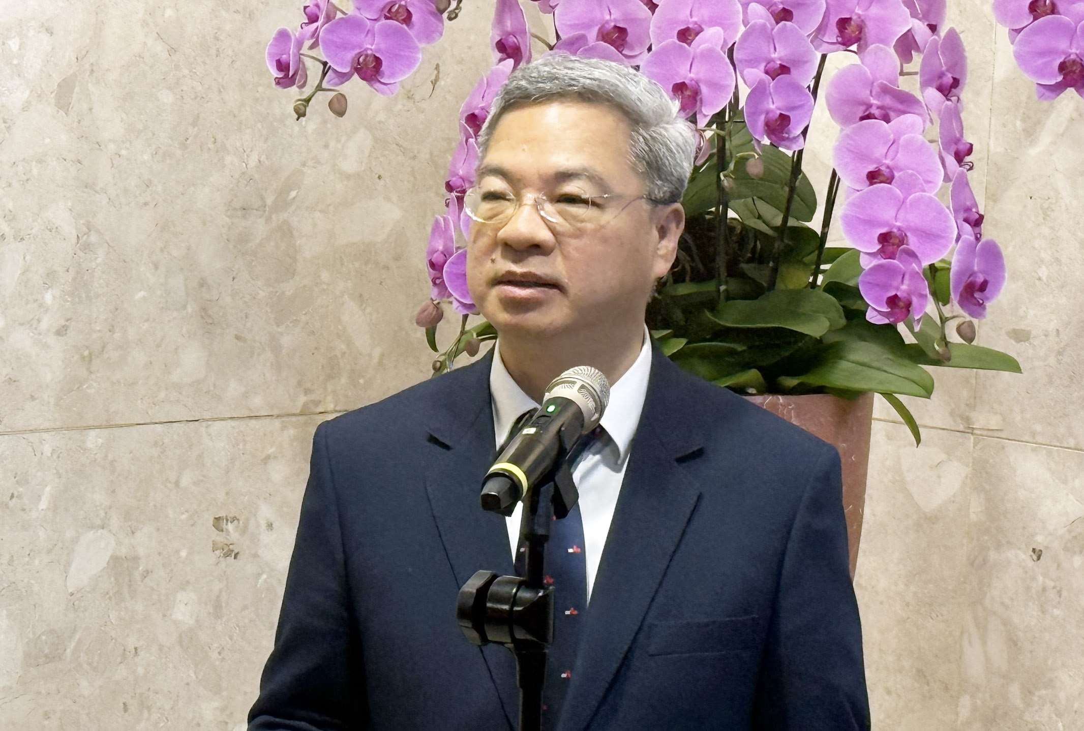中聯油品驗出一級致癌物苯駢芘超標，經濟部長龔明鑫22日受訪指出，經過與業者盤點庫存以及增產情形，已可確保油品供應至8月底無虞，未來也將啟動因應措施。(謝佳興 攝)