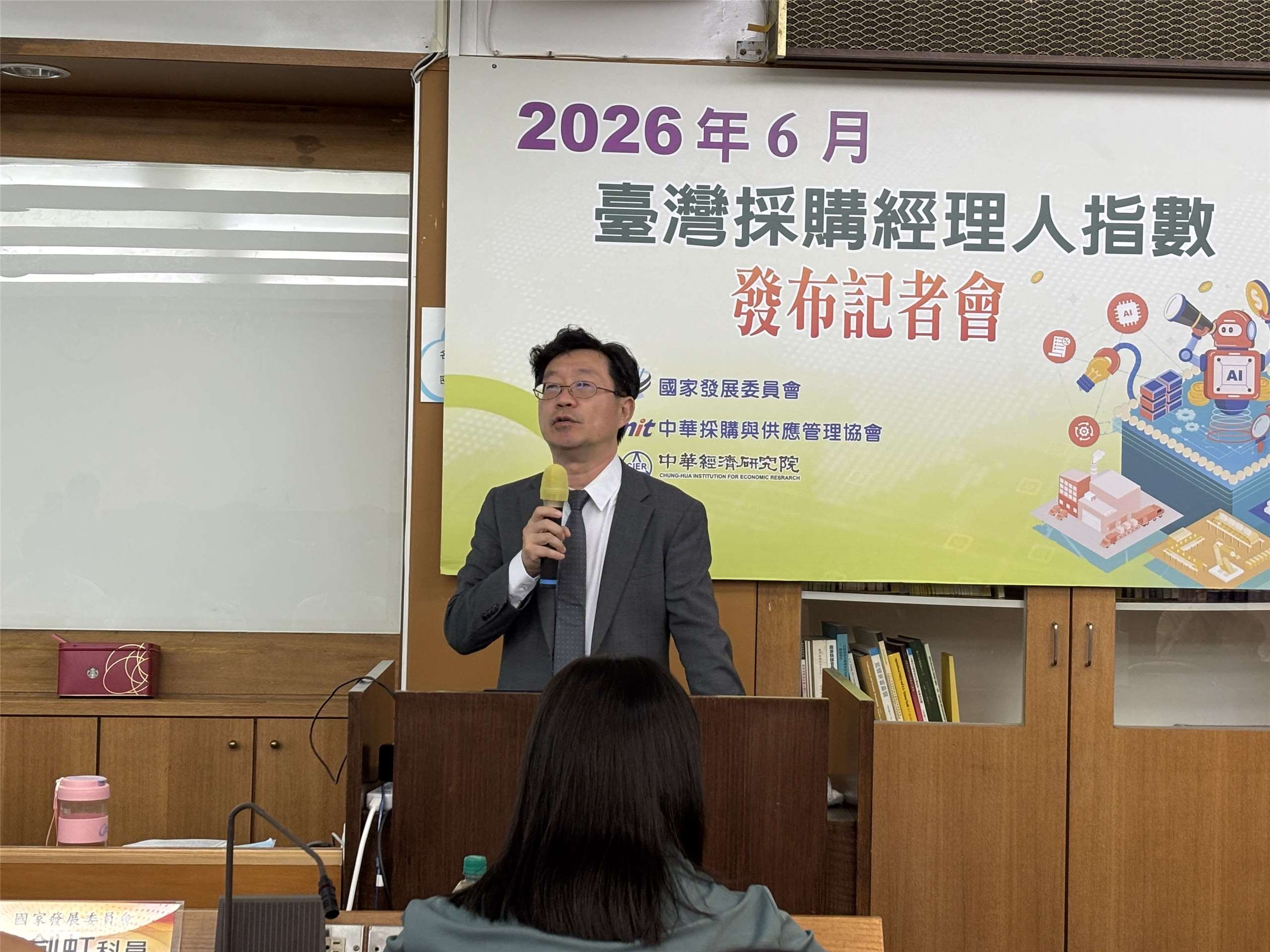 中經院院長連賢明表示，6月製造業PMI雖由61.4%微降至60.7%，但仍維持高檔擴張。(楊文君攝)