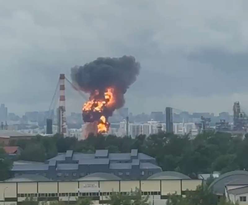 莫斯科當地一座煉油廠16日遭到烏克蘭的無人機攻擊，官方表示沒有任何人員傷亡。(圖翻攝X@DawidKamizela)