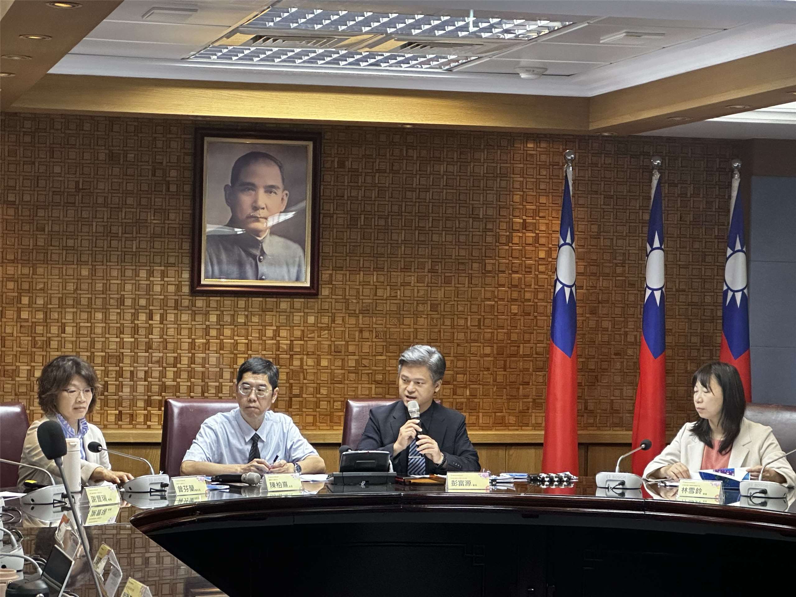 教育部國教署署長彭富源(右二)表示，有關教師解聘辦法修正的議題各界都十分重視，教育部也預計在今年1月12日提出修正辦法的半年後，也就是15日提出分析報告。資料照。(楊雨青 攝)