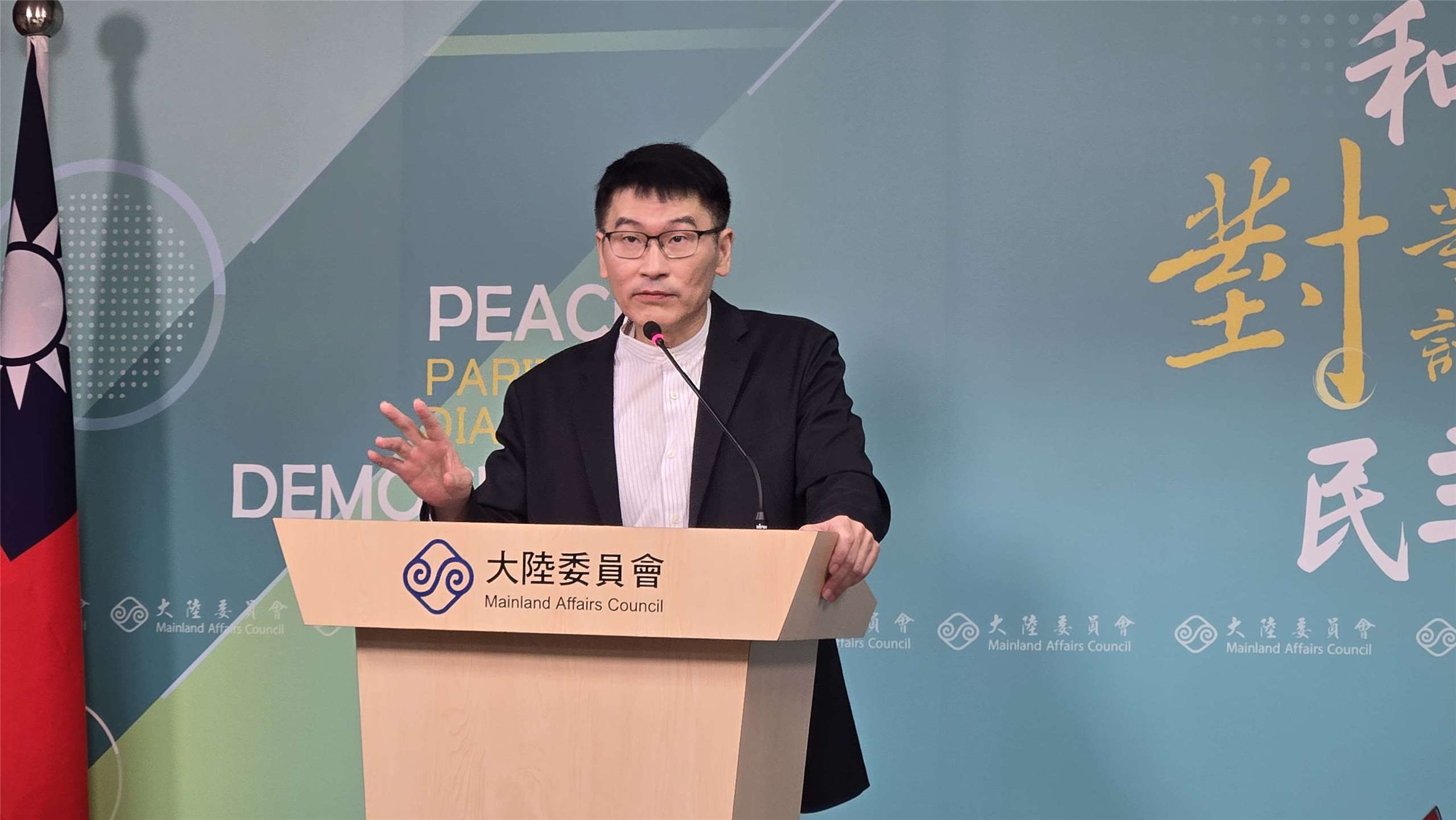 陸委會發言人梁文傑16日主持陸委會例行記者會。(陳國維 攝)