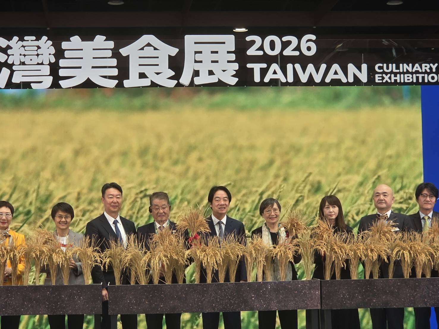 一年一度的台灣美食展31日起至8月3日在台北世貿一館登場。賴清德總統(中)親臨致詞並逛展，大推台灣美食。(江昭倫 攝)