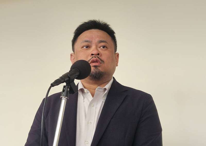 勞動部長洪申翰接受媒體訪問。資料照。