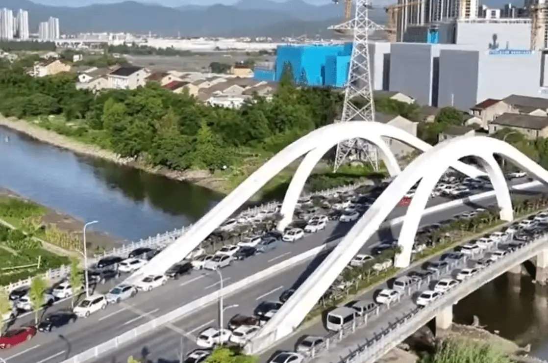 隨著颱風巴威即將在浙江溫嶺至福建霞浦一帶沿海登陸，當地車主紛紛將車子開上高架橋以避險。(圖翻攝微博@王启鵬PP)