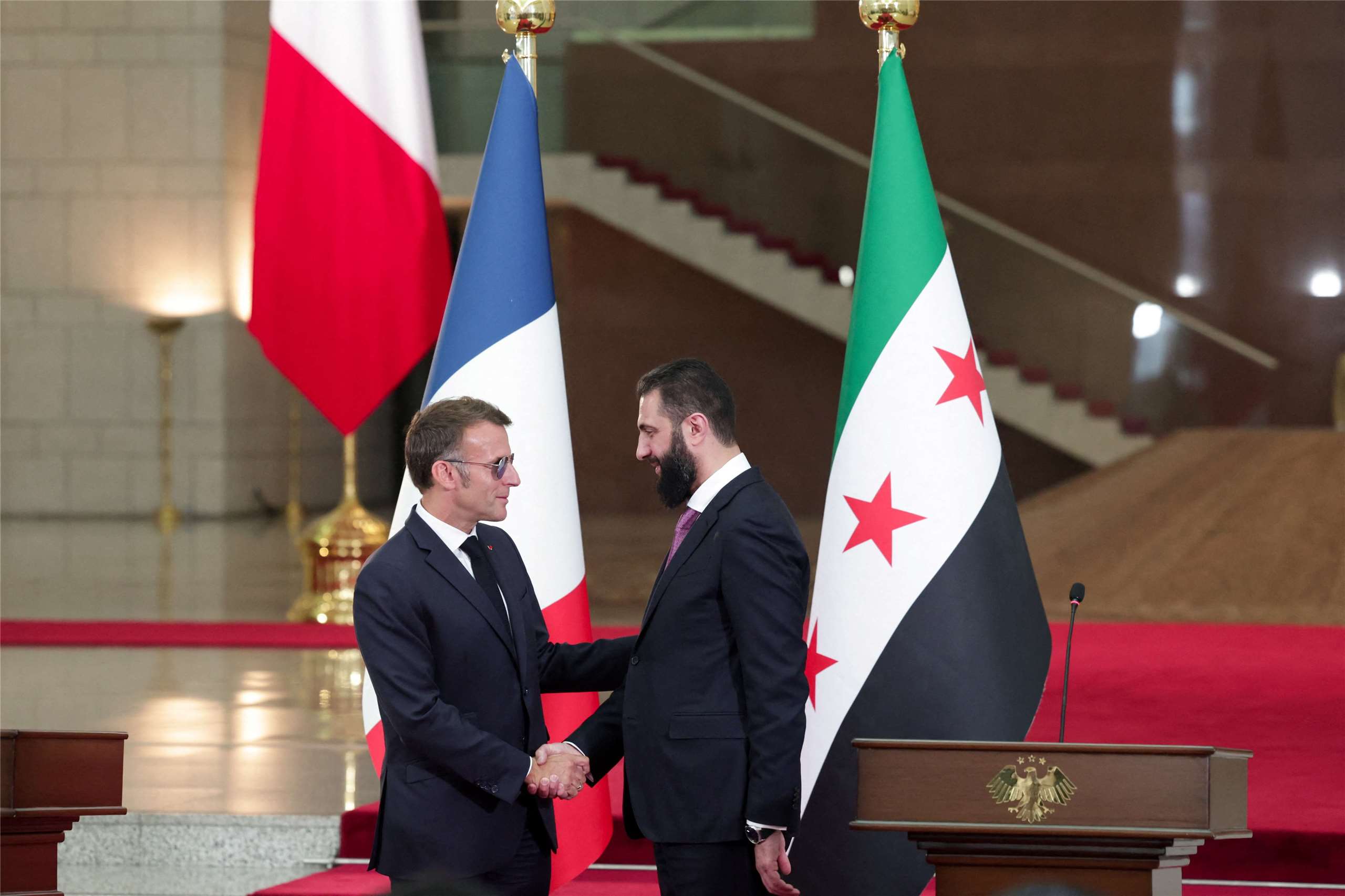 法國總統馬克宏（Emmanuel Macron）(左)訪問敘利亞總統夏拉（Ahmed al-Sharaa）(右)。(路透社/達志影像)