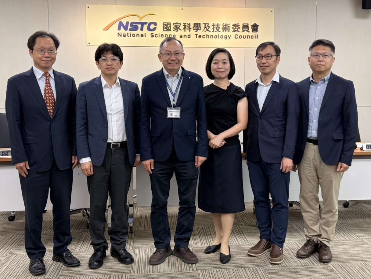 在國科會支持下，台大物理系教授邱雅萍團隊與台灣師範大學、新加坡國立大學合作，首創「臨場剖面掃描顯微半導體檢測技術」。(蔡芃敏 攝)