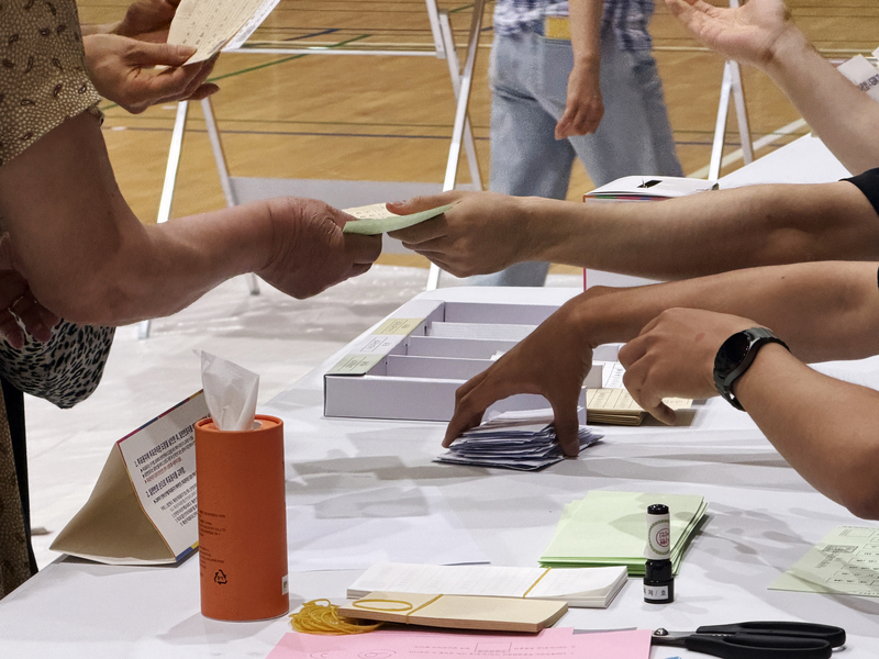韓國上個月3日舉行地方選舉，傳出首爾有部分選區發生選票不足的狀況。圖為首爾某處投票所發放選票。