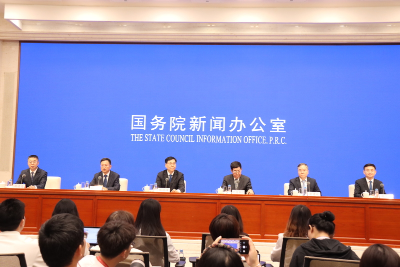 中國民族團結促進法7/1上路　官方開記者會
中國國務院新聞辦公室24日上午舉行有關「民族團結
進步促進法」記者會，國家民族事務委員會主任陳瑞
峰、全國人大民委主任委員巴音朝魯、司法部副部長
胡衛列、統戰部副部長段毅君、全國人大常委會法工
委法工委副主任雷健斌出席。
中央社記者張淑伶北京攝　115年6月24日