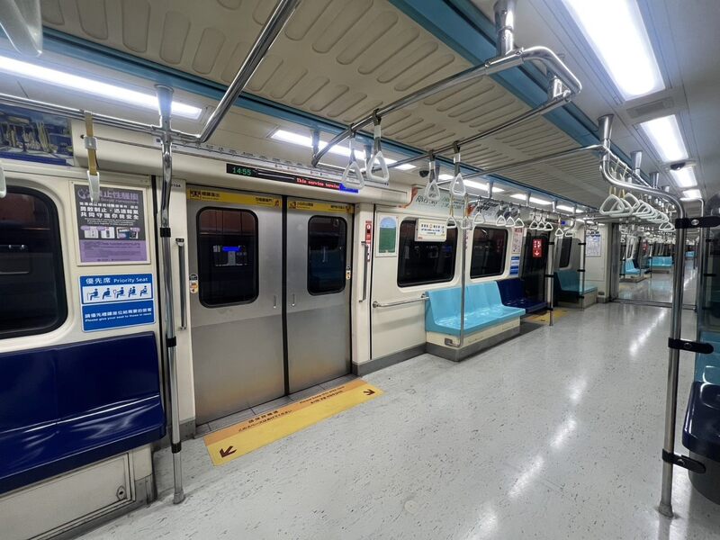 台北捷運公司發布營運速報表示，因風速已達列車停駛標準，文湖線、淡水信義線(圓山站至淡水站、新北投站)、松山新店線(小碧潭站)即刻起暫停營運，恢復營運時間視天候及實際狀況另行通知。資料照。（台北捷運公司提供）