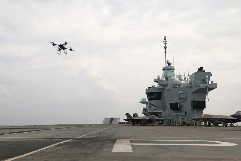 圖為英國航空母艦「威爾斯親王號」2025年在印太區域行動部署期間，首度運用無人機執行編隊「艦對艦」補給任務。
（英國國防部提供）