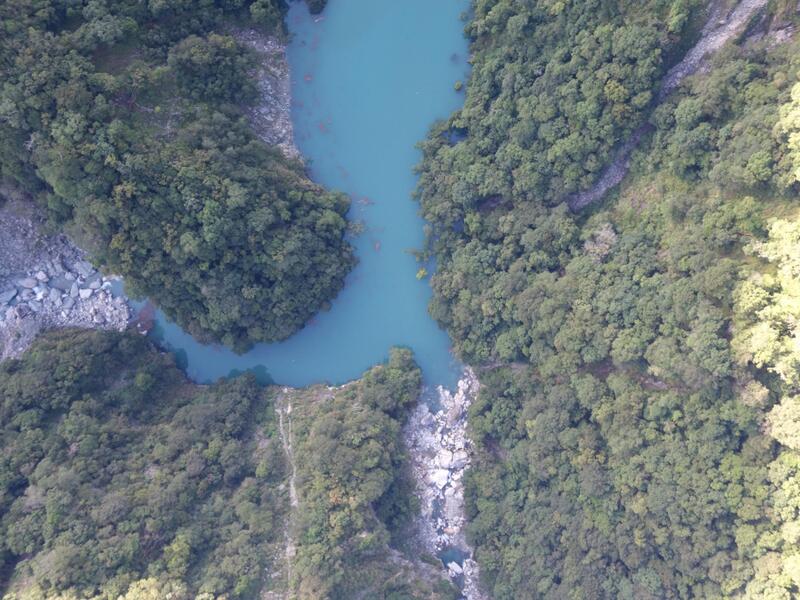 農業部今天(1日)下午召開「萬里溪堰塞湖災害緊急應變小組工作會議」，農業部說，堰塞湖壩體高度增加，蓄水容量上修，在未有明顯降雨情況下，預估10天內尚不致蓄滿溢流。圖為6月30日空拍景象。（林業及自然保育署花蓮分署提供）
