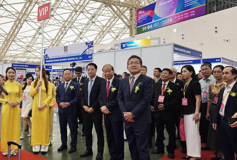 開幕後，劉世忠代表參訪台灣企業展區，瞭解台商參展情形，並與越南政府官員、工商團體及企業代表針對智慧製造、供應鏈合作、數位轉型及投資商機等議題進行交流、推進合作。（駐越南台北經濟文化辦事處提供）