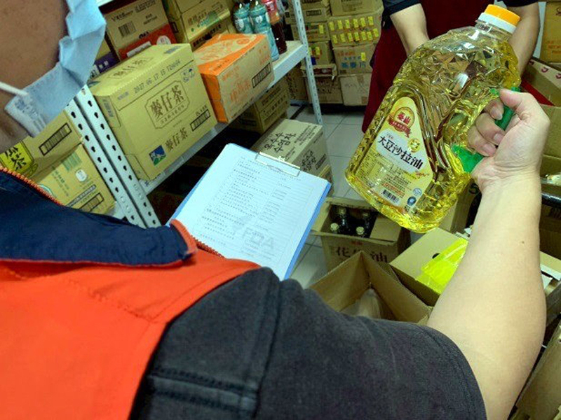 中聯油脂公司自主通報旗下大豆沙拉油「苯駢芘（BaP）」超標，圖為嘉義市衛生局2日啟動稽查，派員至大賣場等場所查核問題油品下架情形。（嘉義市衛生局提供）