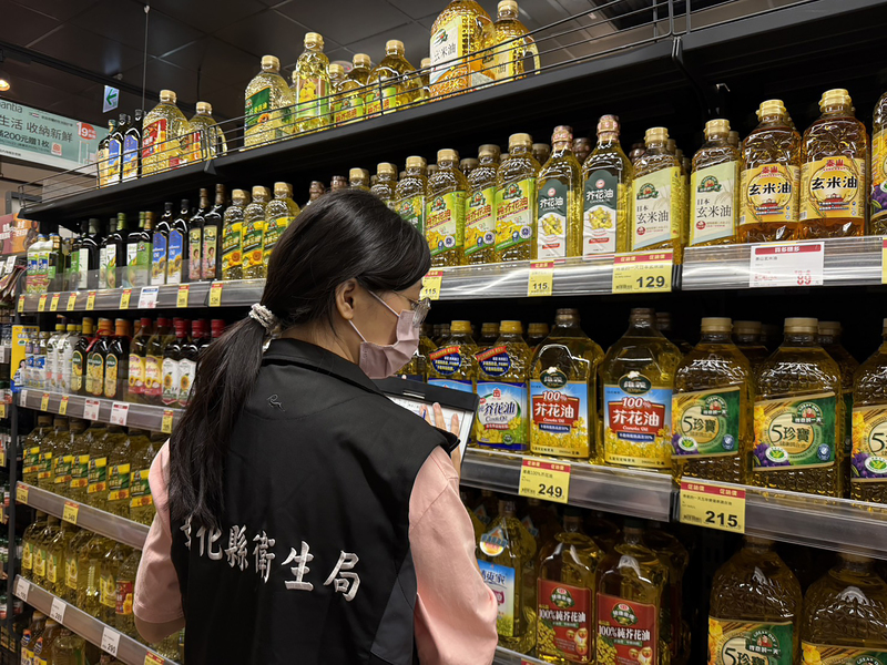 中聯大豆沙拉油原料流向泰山公司，彰化縣衛生局5日表示，已派員前往抽驗泰山油槽內相關產品3件。圖為彰化縣衛生局派員清查縣內販售油品情形。