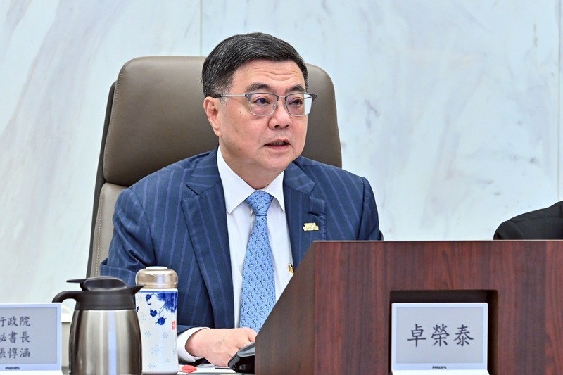 中聯油品風波持續延燒，行政院長卓榮泰13日召開專案會議，會後裁示要求一週內完成所有檢驗作業、提出《食品安全衛生管理法》修法草案，並建立預防性下架產品重新上架機制。（行政院提供)