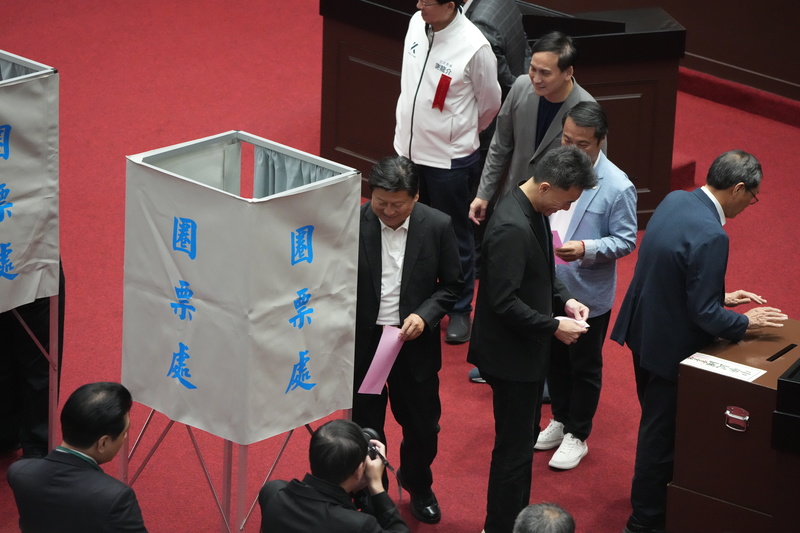 立法院會3日進行中選會人事同意權案記名投票表決，從下午1時開始投票，截止時間為下午2時。圖為立委們分別蓋好章，將選票投入票匭。