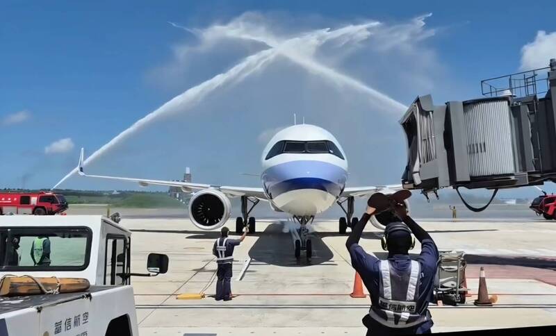 因應暑假旅遊與返鄉人潮，華信航空宣布，引進華航A321neo投入離島航線疏運，3日起首航台中－澎湖。
（華信航空提供）