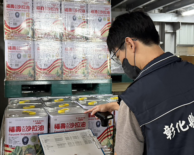 中聯油脂「大豆沙拉油」致癌物苯駢芘超標，彰化縣衛生局啟動查核，下架問題油品。（衛生局提供）