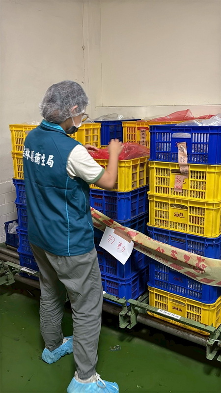 中聯大豆沙拉油致癌物苯駢芘超標，流向福懋油脂公司，味王公司雲林大埤廠向福懋油脂採購到問題批號油品製作泡麵油包，雲林縣衛生局3日前往廠區稽查。（曾春美提供）