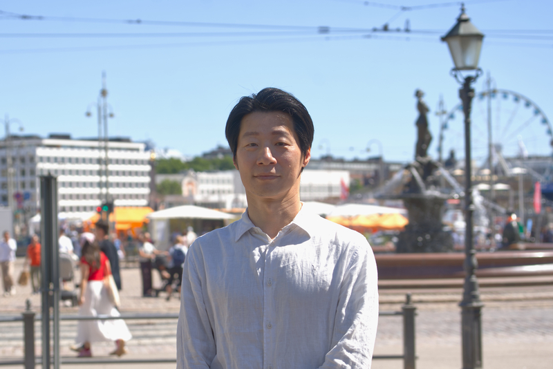 駐芬蘭代表林昶佐就任滿一週年，這位橫跨世界重金屬樂壇與國會殿堂的非典型外交官，將外交工作比擬為「寫歌」，講求前奏鋪陳與副歌爆發的「波段操作」，為台灣敲開外交新局。