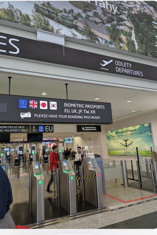捷克自5月開放台灣、英國、日本與韓國旅客使用離境自動通關系統，當時布拉格哈維爾機場在離境看板
上，將中華民國國旗與其他國家並列展示。然而，有台灣旅客2日反映，看板上代表台灣的國旗不見了。（台灣旅客提供）