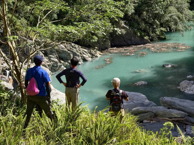 萬里溪特遣隊歷時4天深入堰塞湖區，觀察湖區現況，調查水樣，包括湖區、石灰岩壁支流水、上游水。（林業保育署花蓮分署提供）