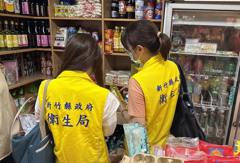 中聯油脂「大豆沙拉油」致癌物苯駢芘超標案引發食安疑慮，新竹縣政府4日第2波稽查轄內零售與餐飲業共34家，確認均未販售和使用問題油品。
（新竹縣政府提供）