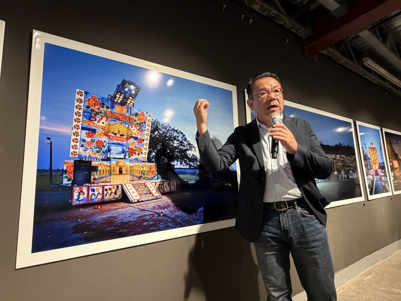 台灣攝影家沈昭良於經典代表作STAGE系列作品在印度展出期間，向觀展民眾說明舞台車所代表的文化含意。