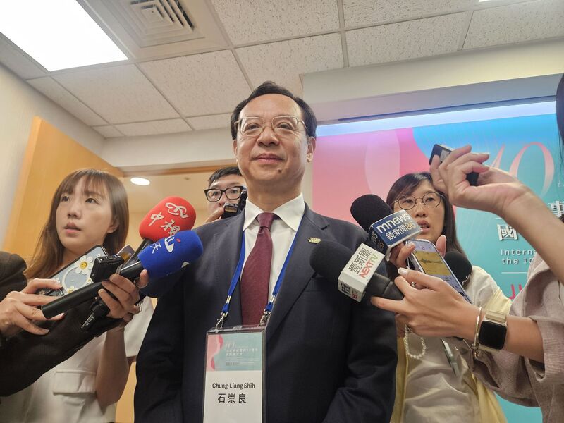 中聯大豆沙拉油致癌物苯駢芘超標，食藥署緊急擴大下架產品，將使用問題油品成分超過20%產品列為預防性下架對象；衛福部長石崇良（中）5日出席活動時受訪，說明20%標準是依據106年訂定處理原則。