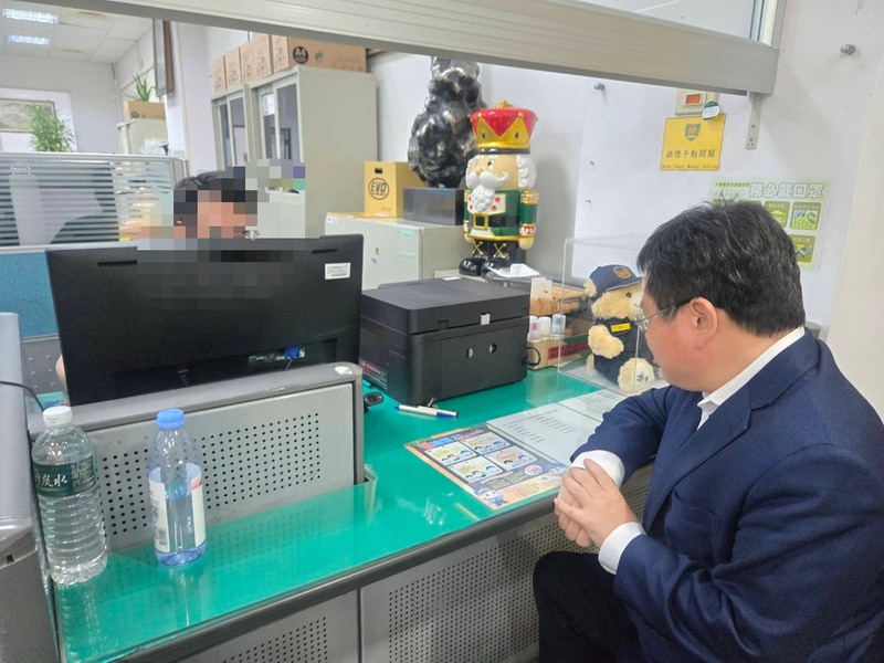 印太戰略智庫執行長矢板明夫（右）受邀擔任春雨文教基金會在台中市舉辦的營隊講師，6日中午演講結束離開飯店時，遭不明男子尾隨，並被揮拳攻擊臉部，矢板明夫就醫治療後向警方報案。(春雨基金會提供)