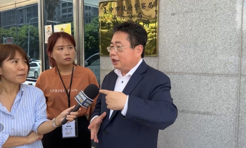 近年赴中風險升高、中國「跨國鎮壓」力道也加大。圖為印太戰略智庫執行長矢板明夫(右)6日在台中遭不明人士揮拳攻擊，報案後接受媒體聯訪時譴責暴力。資料照。（春雨文教基金會提供）