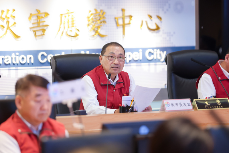 颱風巴威逐漸接近，新北市長侯友宜日前召開災害應變中心整備會議，要求市府團隊做好萬全準備，並提醒民眾於家中備妥防災物資。資料照。（新北市府提供）