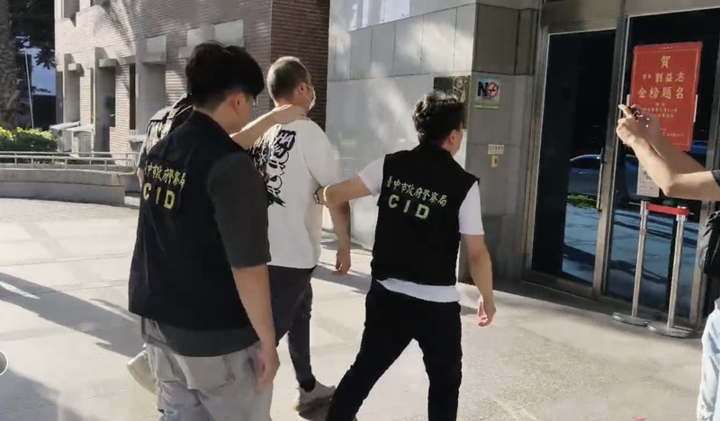 印太戰略智庫執行長矢板明夫6日在台中遭揮拳攻擊臉部，警方約下午4時於台中國際機場攔截逮捕正擬搭機離境的涉案廖姓男子（白衣者），並帶回台中市警察局第六分局偵辦。（民眾提供）