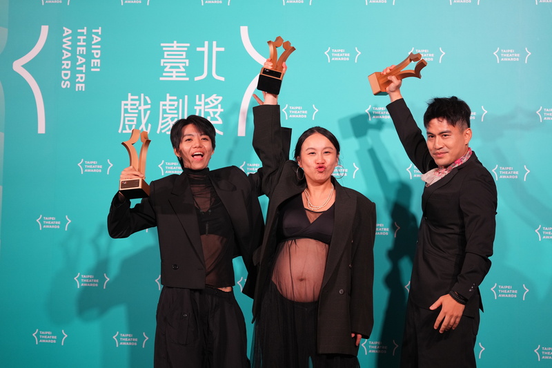 DD
台北戲劇獎　洪千涵、洪唯堯、曾睿琁獲最佳導演
第2屆台北戲劇獎6日晚間在台北表演藝術中心球劇場
頒獎，導演洪千涵（中）、洪唯堯（右）、曾睿琁
（左）以明日和合製作所「FAMILY TRIANGLE：二
生三，三生萬物」獲得最佳導演獎。
中央社記者徐肇昌攝　115年7月6日
