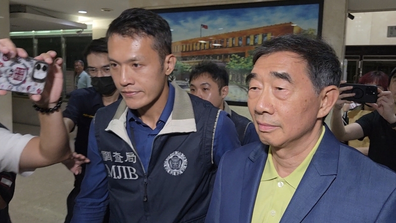 長榮集團創辦人張榮發長子張國華（右）遭長榮海運股東指控涉內線交易長榮海運股票，張國華6日赴台北地檢署複訊。檢察官複訊後，7日凌晨諭令張國華新台幣1億2000萬元交保，並限制住居、出境、出海，加科技設備監控。