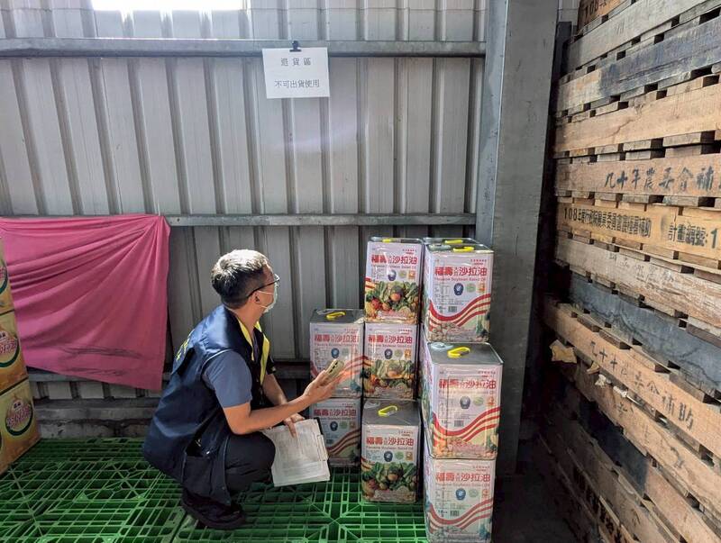 中聯大豆沙拉油致癌物超標，產品流向多家業者；桃園市政府衛生局首波公布32家業者、下架問題油品逾1.2萬公斤。