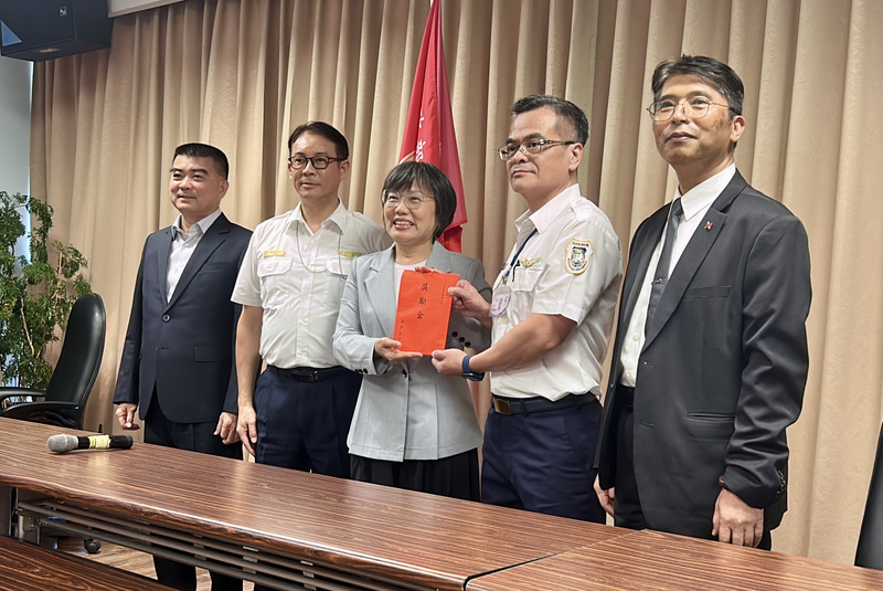 中國籍廖姓男子攻擊印太戰略智庫執行長矢板明夫遭逮捕，內政部長劉世芳（中）7日下午赴台中機場致贈慰問金，肯定相關單位在廖男出境前就將人逮捕到案。