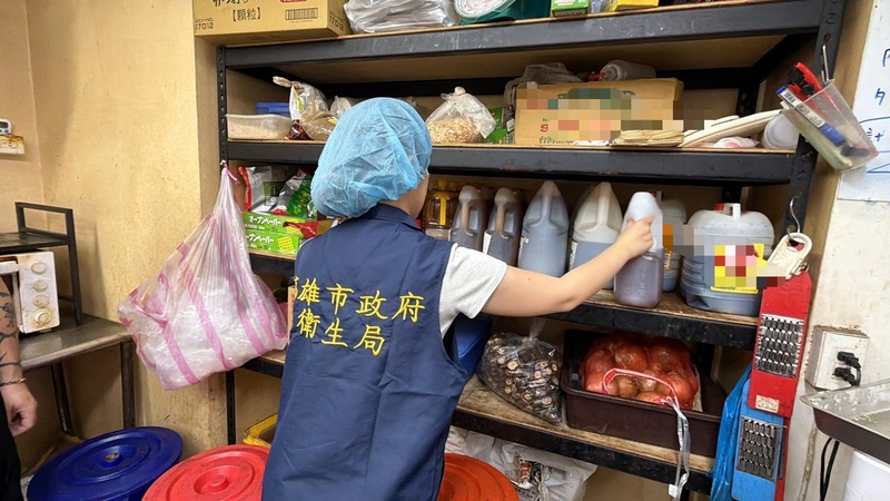 高雄市衛生局持續追查中聯油脂問題大豆沙拉油流向，7日公布新增20家使用問題油品的第3層業者，已全數要求下架。圖為衛生局人員稽查情形。（高雄市衛生局提供）