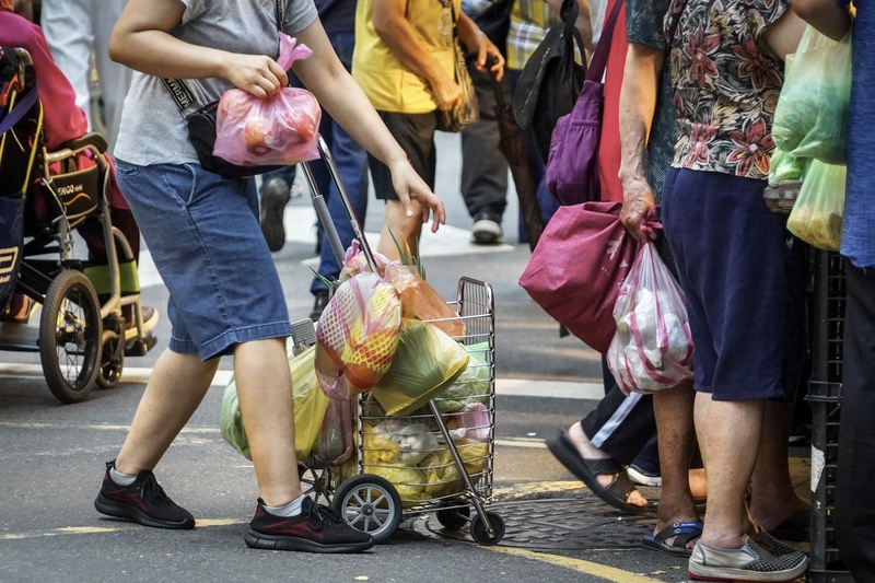 主計總處7日公布6月消費者物價指數（CPI）年增率擴大至2.6%，已經連續2個月突破2%的通膨警戒線，並創17個月以來最高紀錄。圖為民眾在菜市場採買食材。