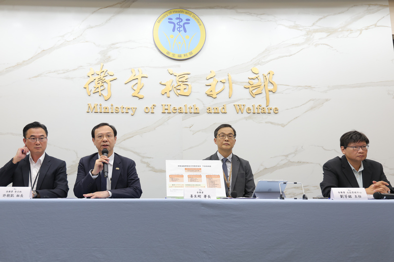 食藥署7日再度針對中聯問題油品事件召開記者會說明最新進度，食藥署長姜至剛（右2）、食品組組長許朝凱（左）、北區管理中心主任劉芳銘（右）出席，衛福部長石崇良（左2）也親自現身參與。